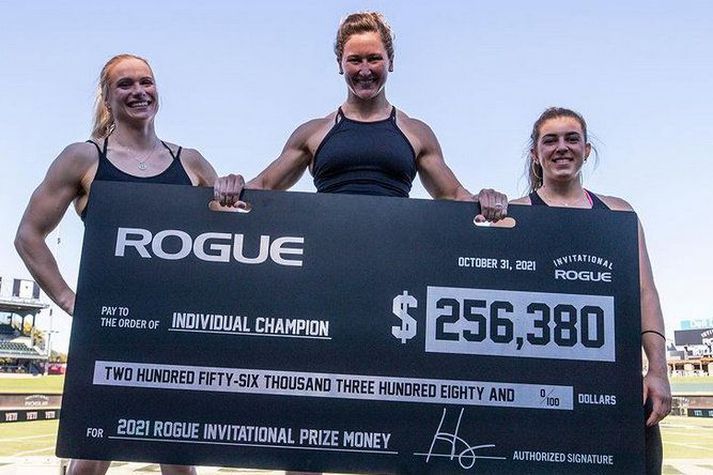 Anníe Mist Þórisdóttir á verðlaunapallinum með þeim Tiu-Clair Toomey og Gabrielu Migala.