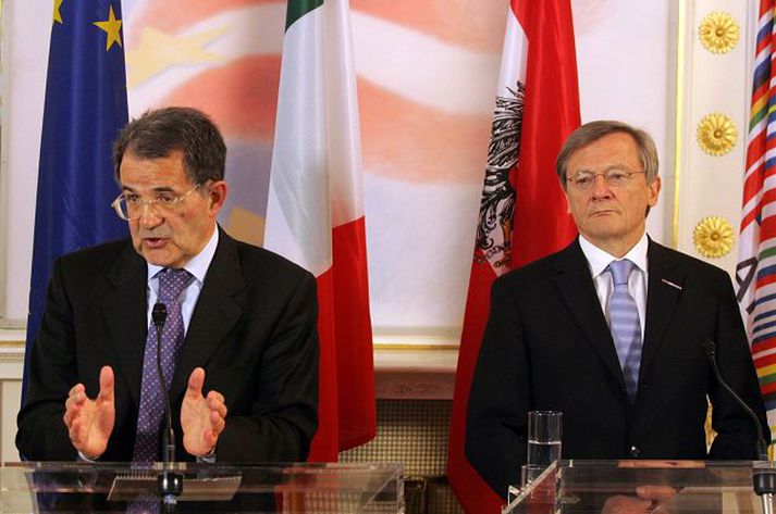 Schüssel og Prodi  Wolfgang Schüssel Austurríkiskanslari heilsar ítalska forsætisráðherranum Romano Prodi í Vínarborg á miðvikudag, þar sem hann kom við á leiðinni á leiðtogafundinn í Brussel.
nordicphotos/afp
