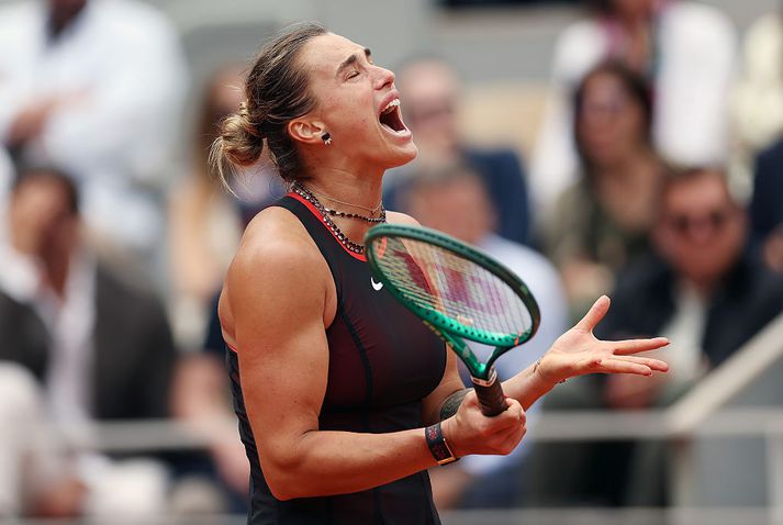 Aryna Sabalenka leyndi ekki vonbrigðum sínum á Roland Garros vellinum í París í dag.