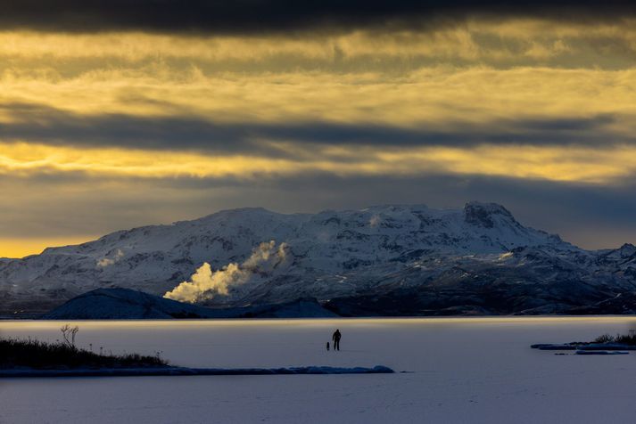 Þingvallavatn er ísilagt þessa dagana líkt en frost hefur verið mikið undanfarna daga.