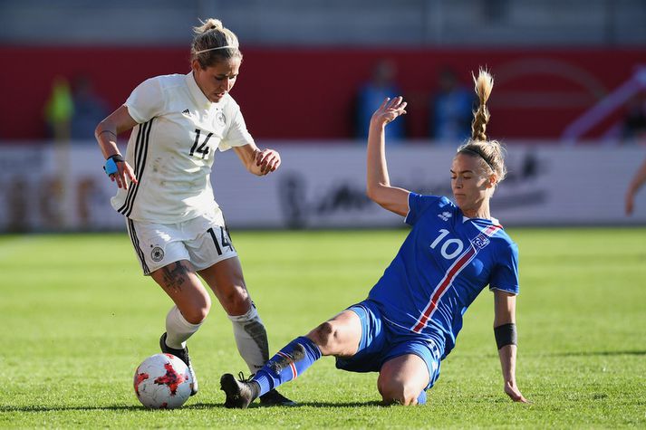 Dagný Brynjarsdóttir tæklar hér þýsku landsliðskonuna Önnu Blaesse í fyrri leik þjóðanna.