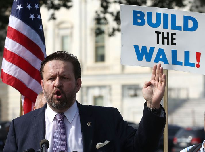 Sebastian Gorka, náinn samstarfsmaður Trump, hafði umsjón með ritun skýrslunnar.