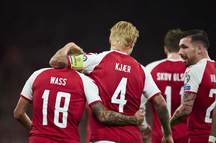 Simon Kjær fagnar marki Daniel Wass gegn Skotlandi. 