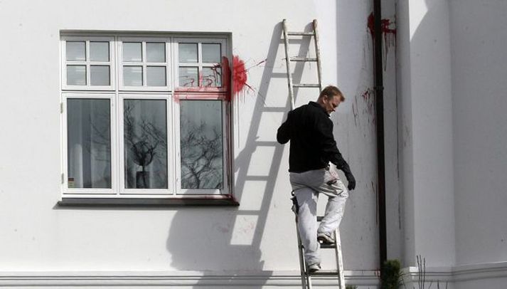 Meðal fyrstu skemmdarverkanna var þegar rauðri málningu var slett á hús Hannesar Smárasonar við Fjölnisveg í apríl. Mynd/Pjetur