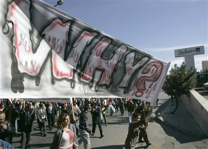 Margir komu saman í Amman í dag til að mótmæla árásunum. Þessir mótmælendur héldu á borða með áletruninni "Hvers vegna?"