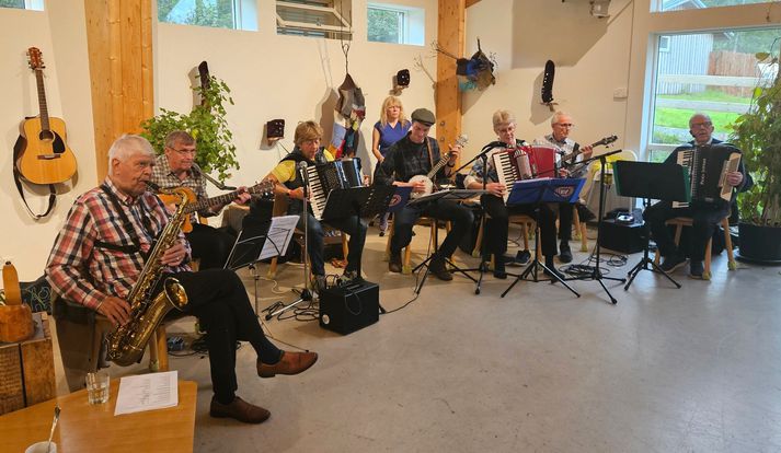 Hljómsveitin Blær, sem hefur komið við á nokkrum stöðum í sumar og látið ljós sitt skína með skemmtilegum hljóðfæraleik og söng þar sem harmonikkan er í aðalhlutverki en önnur skemmtileg hljóðfæri eru líka með.