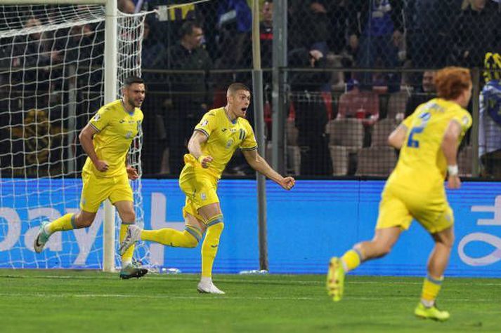 Artem Dovbyk fagnar sigurmarkinu