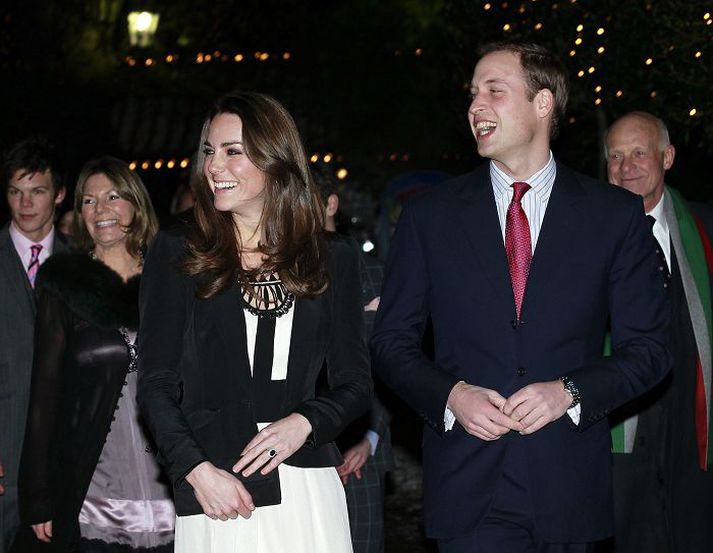 Vilhjálmur prins klæðist einkennisbúning frá breska flughernum er hann gengur í það heilaga með Kate Middleton en miklar vangaveltur eru varðandi hvaða hönnun tilvonandi prinsessa klæðist. 
nordicphotos/afp