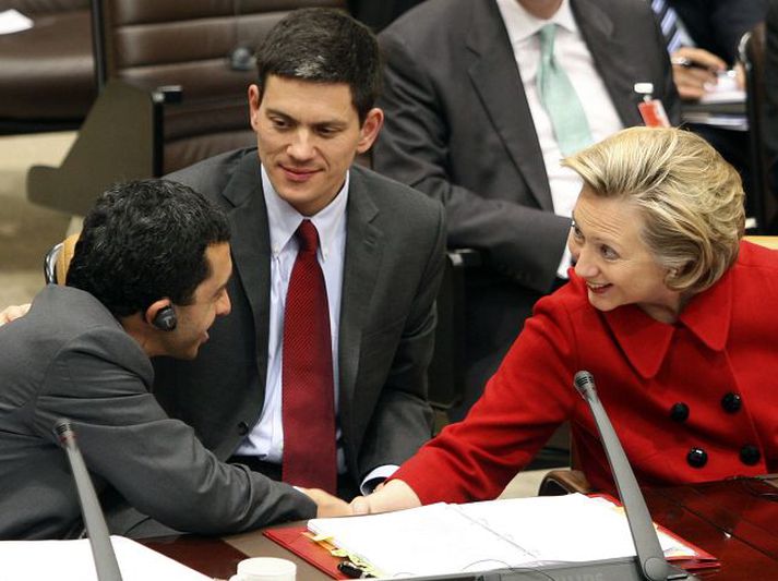 Á ráðherrafundiþ Hillary Rodham Clinton, utanríkisráðherra Bandaríkjanna, tekur í hendina á Sjeik Abdúlla bin Zayed Al Nahyan, utanríkisráðherra Sameinuðu arabísku furstadæmanna. David Miliband, utanríkisráðherra Breta, horfir á.Fréttablaðið/AP