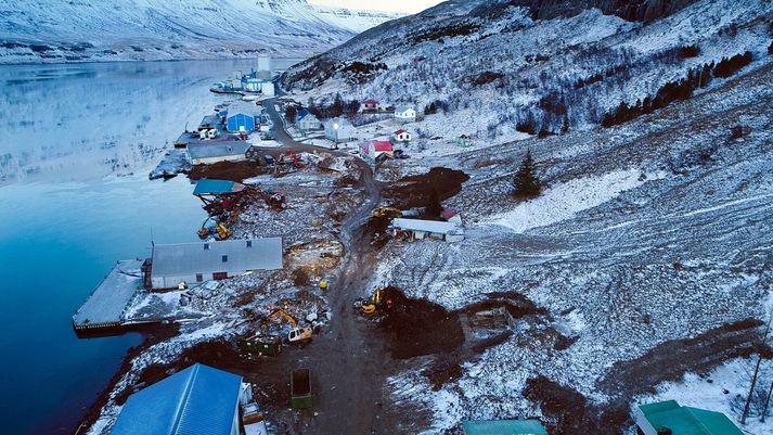 Miklar aurskriður féllu á Seyðisfirði í desember 2020. Skriðurnar rifu með sér tíu hús og skemmdu þrjú til viðbótar, en ekkert manntjón varð.