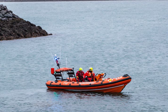 Mönnunum var bjargað upp í björgunarbát og þeim komið heilu og höldnu í land. Mynd úr safni.