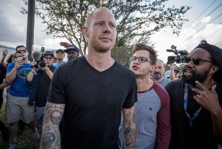 Tyler Tenbrink þegar hann yfirgaf ræðu Richard Spencer.