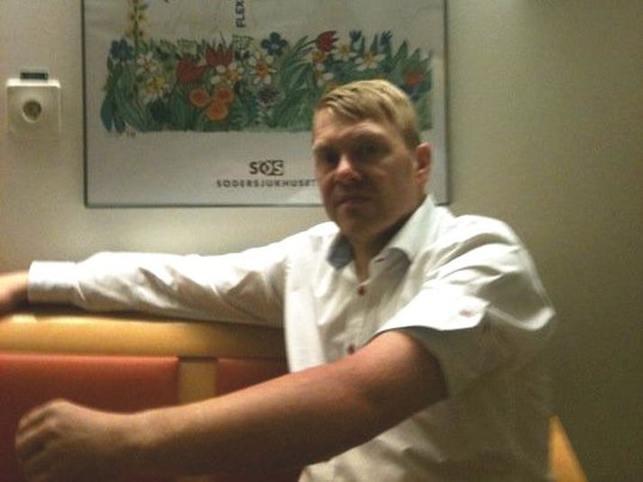 Höndin hans Jóns er stokkbólginn.