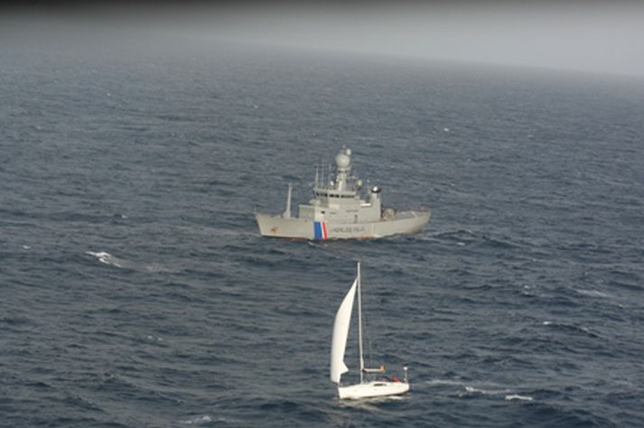 Skútunni er nú siglt til lands. Mynd/ Anton.