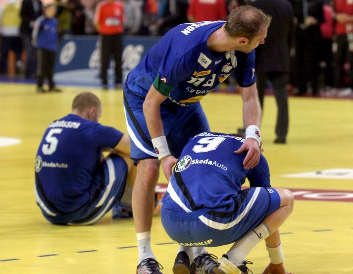 Ólafur Stefánsson huggar sársvekktan Guðjón Val Sigurðsson eftir lokaleikinn á móti Noregi.