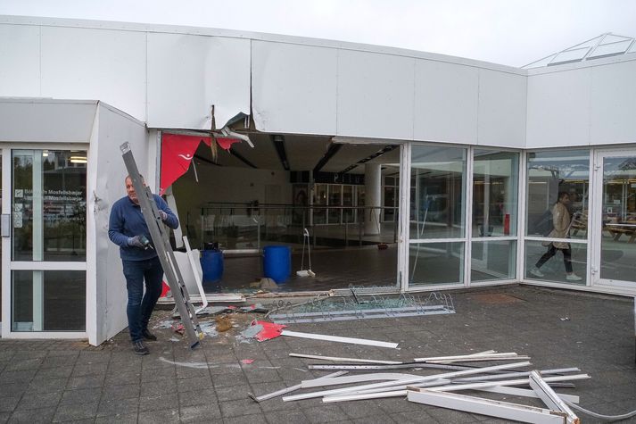 Miklar skemmdir eru á húsnæðinu í Þverholti þar sem hraðbankinn var staðsettur. 