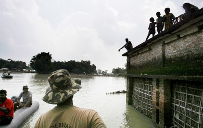Fólki hefur víða verið bjargað af þökum húsa sinna en margir eru enn strandaglópar vegna flóðanna.
