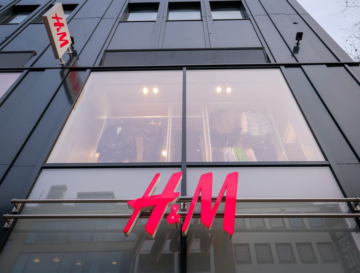 Verslun H&M í Bremen í Þýskalandi. Stjórnendur sænska tískurisans hafa verið gagnrýndir fyrir of hraðan vöxt. Fyrirtækið situr uppi með gríðarmiklar birgðir af fötum sem hafa ekki selst.