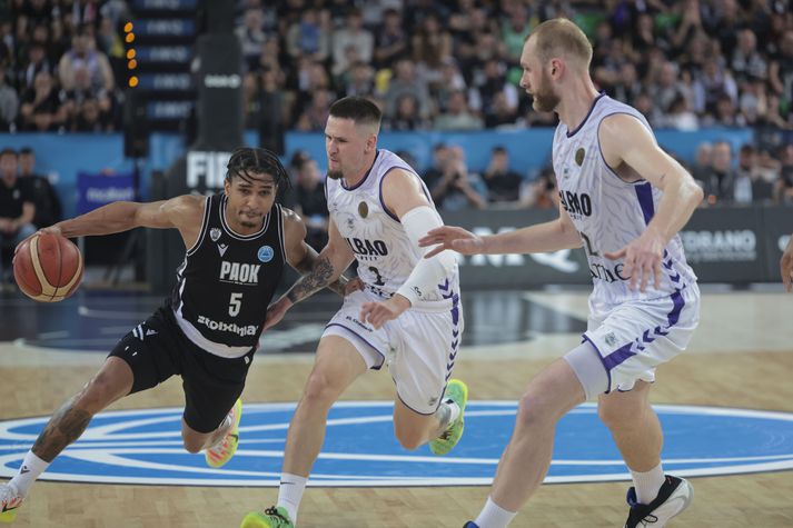 Tryggvi Snær Hlinason tilbúinn að verjast í seinni úrslitaleiknum gegn PAOK í kvöld.