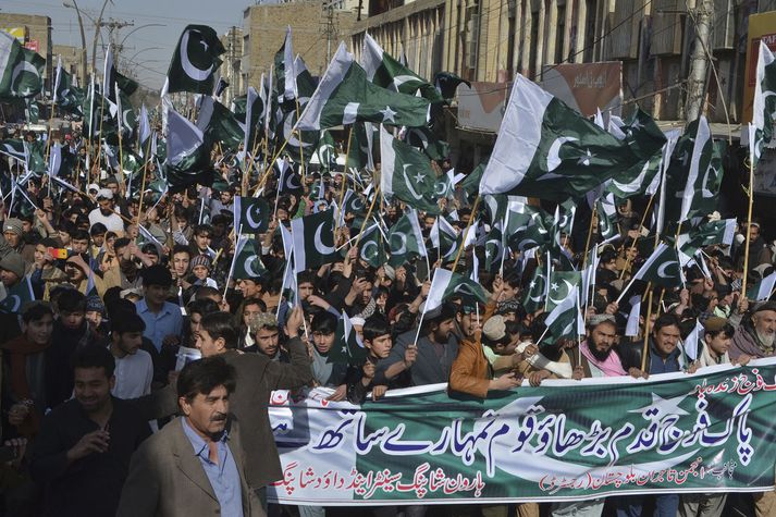 Frá mótmælum gegn Indverjum í Quetta í Pakistan. Á borðanum stendur: Her Pakistan sækið fram, þjóðin stendur við bak ykkar.