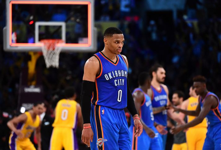 Russell Westbrook gengur svekktur af velli í lok leiksins.