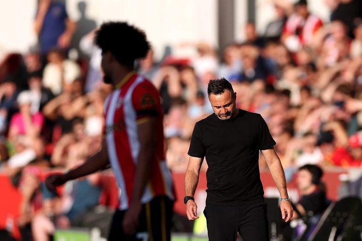 De Zerbi, knattspyrnustjóri Tottenham, niðurlútur á hliðarlínunni í erfiðum leik liðsins gegn Brentford um helgina.