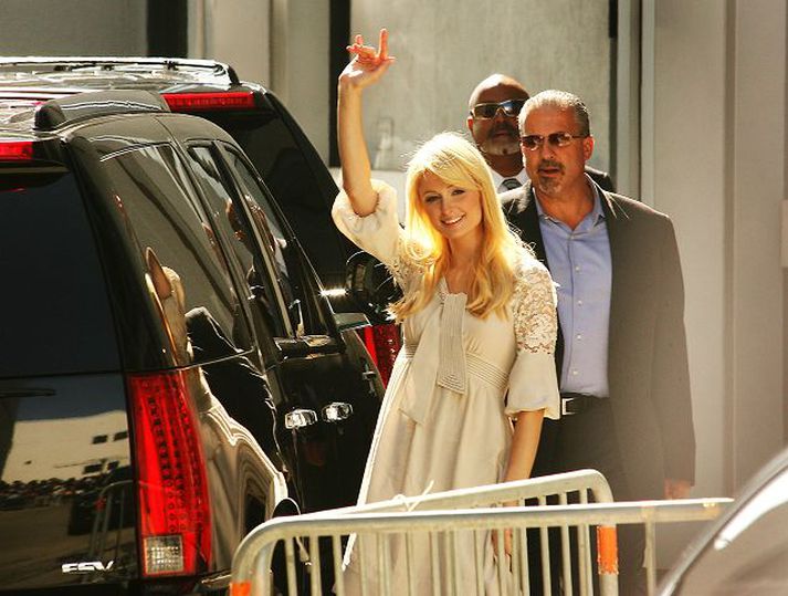 Paris Hilton veifar hér til aðdáenda sinna fyrir utan myndver CNN-sjónvarpsstöðvarinnar.