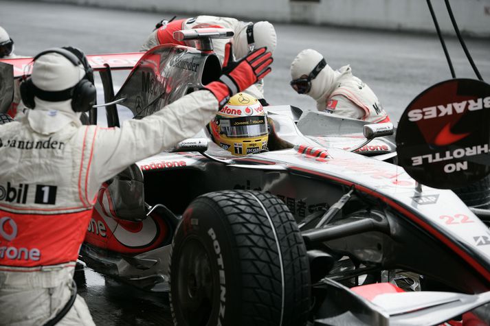 Lewis Hamilton á undir högg að sækja meðal Formúlu 1 ökumanna í dag. Þeim þykir hann hugsa of mikið um sjálfan sig á kappakstursbrautinni.