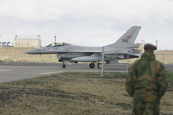 Þrjár norskar F16-orrustuþotur lentu á Keflavíkurflugvelli í gær. Þær verða hér á landi við eftirlitsstörf og æfingar í tvær vikur.Mynd/Víkurfréttir