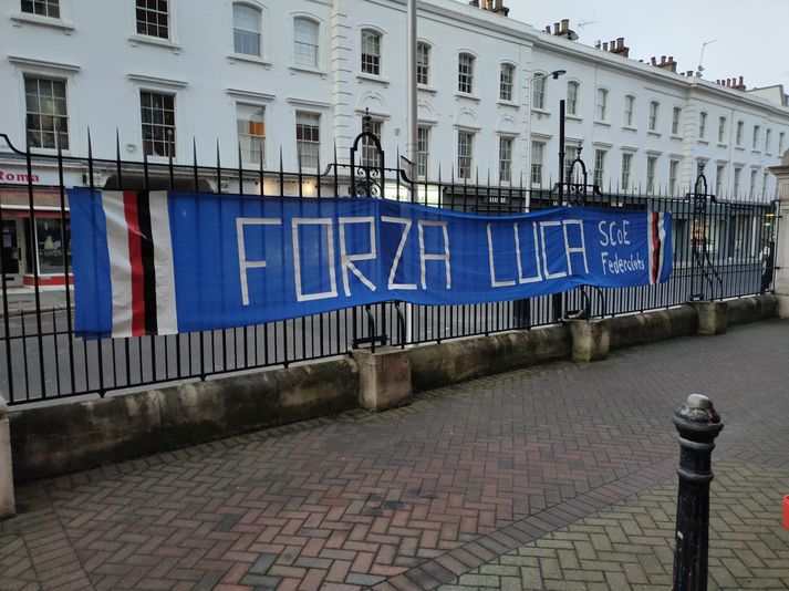 Stuðningsmenn Sampdoria á Englandi hengdu upp borða til stuðnings fyrrum leikmanni liðsins, Gianluca Vialli.