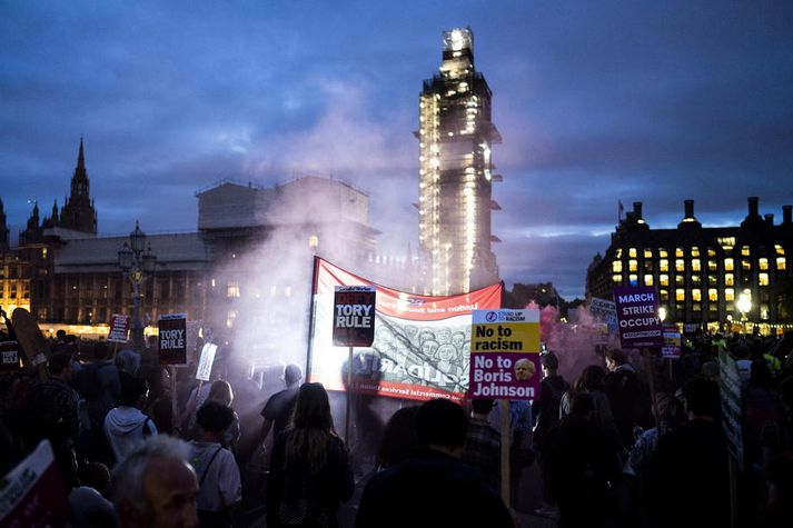 Stuðningsmenn áframhaldandi veru Bretlands í Evrópusambandinu hafa mótmælt fyrir utan þinghúsið í Westminster í kvöld.