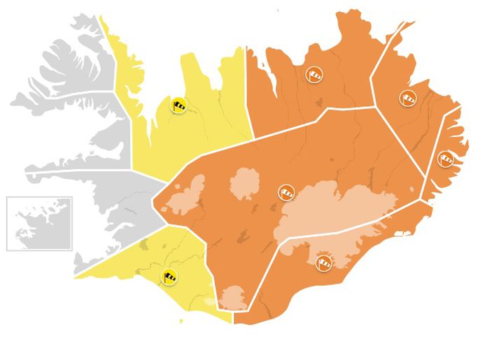 Eins og sjá má eru veðurviðvaranir í gildi um nánast allt land.