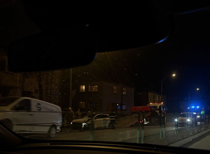 Viðbragðsaðilar við vinnu á vettvangi í kvöld. 