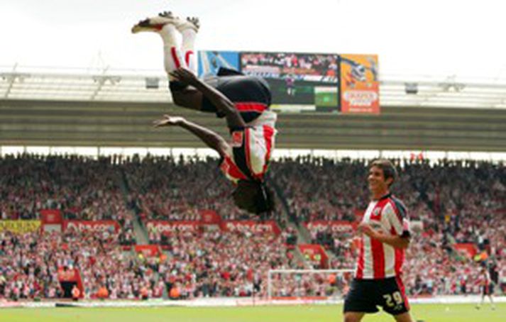 Kenwyne Jones fagnar mörkum sínum á svipaðan hátt og Nani, leikmaður Manchester United.