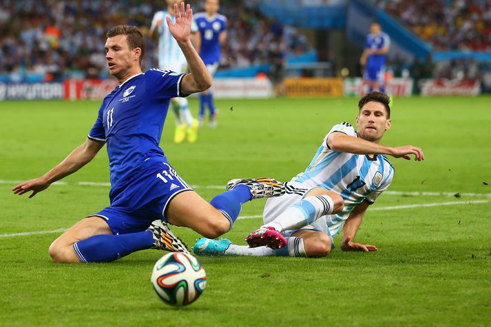 Federico Fernandez í baráttunni á HM í sumar.