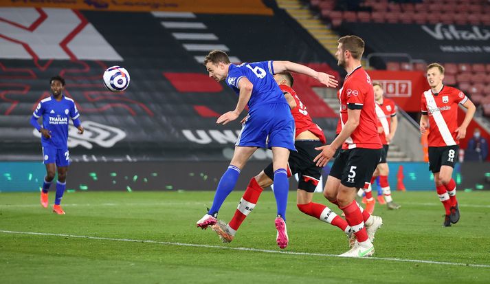 Jonny Evans tryggði Leicester stig en liðið vildi eflaust öll þrjú eftir að vera manni fleiri í 80 mínútur.