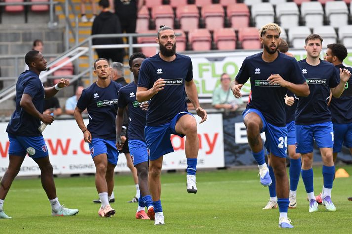 Carroll hitar upp ásamt liðsfélögum sínum í Dagenham & Redbridge F.C.  