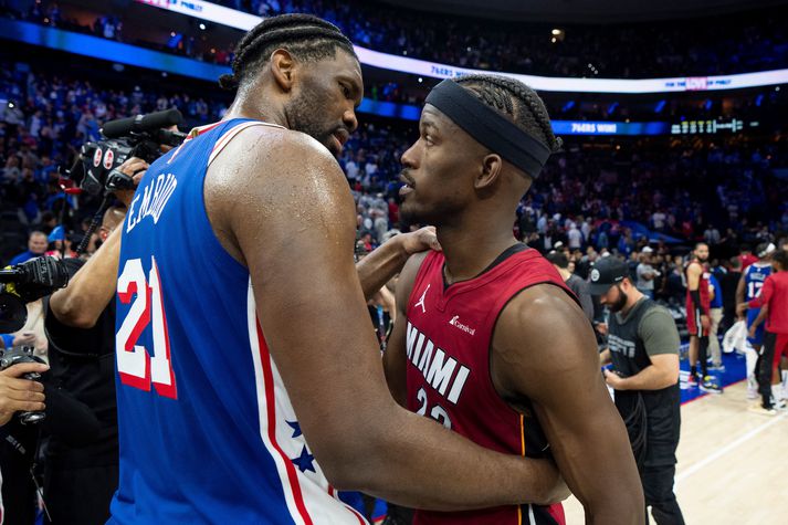 Joel Embiid hjá Philadelphia 76ers og Jimmy Butler hjá Miami Heat þakka fyrir leikinn í nótt en Embiid og félagar í Sixers unnu nauman sigur.