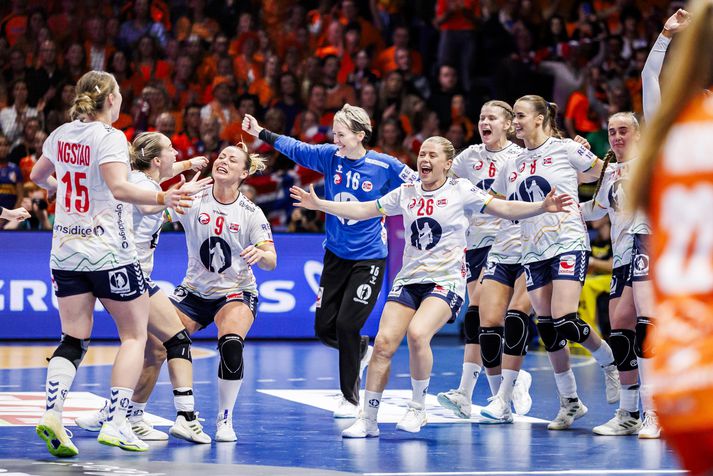 Katrin Lunde og norsku stelpurnar fagna sigri í leikslok. Katrin Lunde endaði landsliðsferilinn ekki aðeins með að vinna HM-gull og taka við heimsbikarnum heldur var hún einnig valin besti markvörður keppninnar.