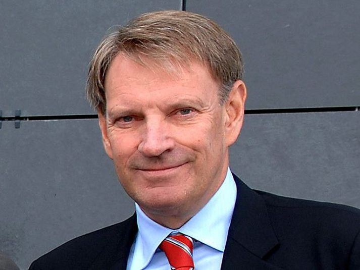 „Þeir sem tala fyrir afnámi verðtryggingar verða samhliða að taka afstöðu til þess hvort eigi þá samtímis að hætta að hafa lífeyri úr lífeyrissjóðum verðtryggðan,“ sagði Helgi Magnússon í ræðu sinni í gær. fréttablaðið/rósa