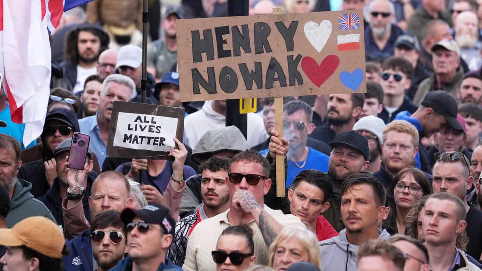 Mót­mæli og á­tök vegna dauða Henry Nowak