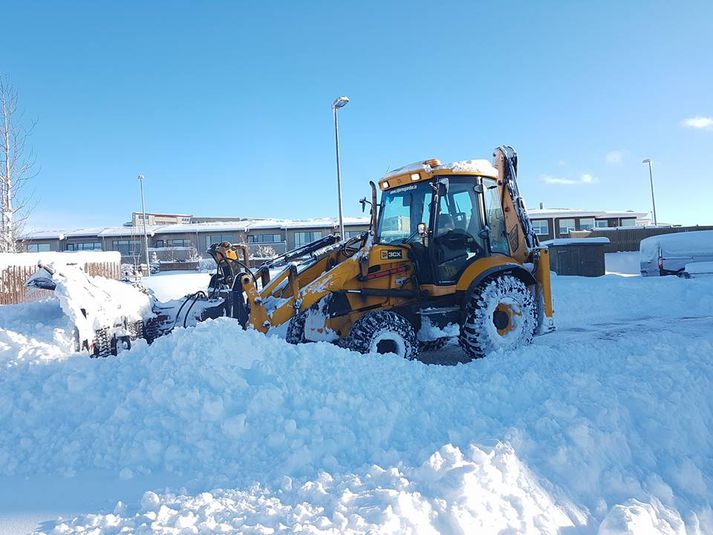 Frá snjómokstri á höfuðborgarsvæðinu í gær.