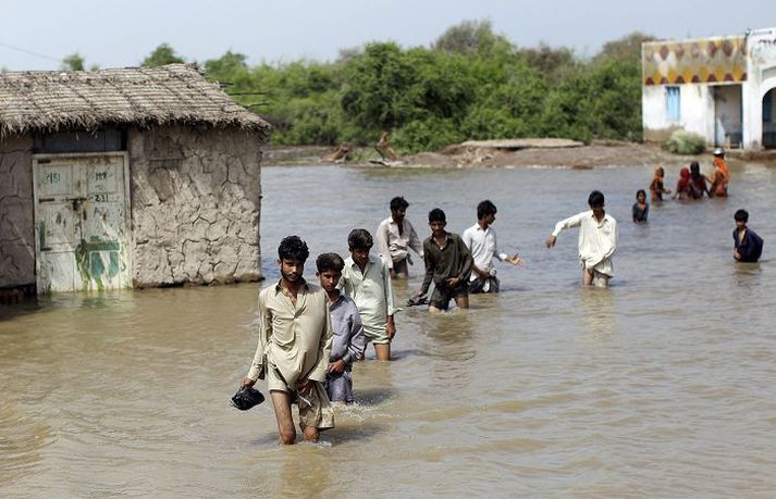 Íbúar í Badin, skammt frá Hyderabad, þurfa að vaða vatnið til að komast leiðar sinnar. nordicphotos/AFP