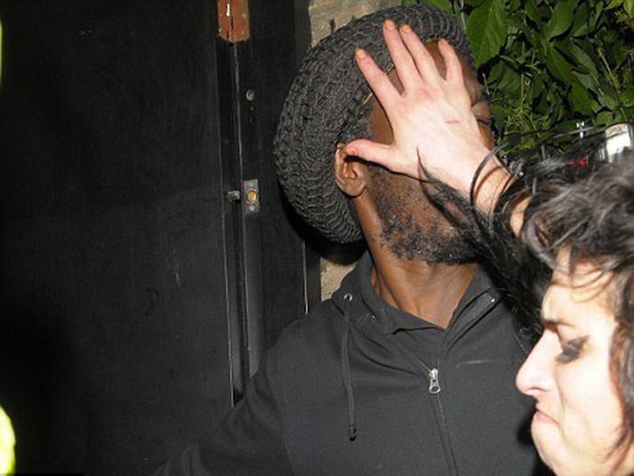 Amy Winehouse réðst á lífvörðinn sinn í gærkvöldi fyrir utan heimili sitt.