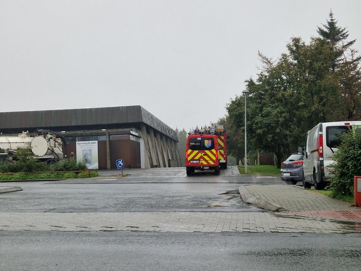Slökkviliðið er á vettvangi fyrir utan Kjarvalsstaði.
