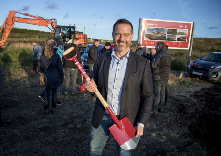 Jón Trausti Ólafsson, framkvæmdastjóri Öskju, með skófluna á lofti en 15 starfsmenn Öskju tóku fyrstu skóflustunguna að nýja Kia húsinu.