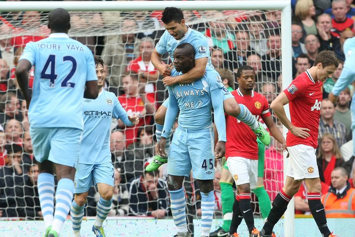 Mario Balotelli fagnar frægu marki sínu í 6-1 sigri Manchester City á Manchester United í október 2011.