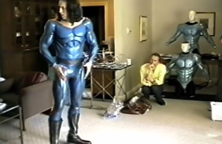 Hér má sjá Nicolas Cage máta Superman-búninginn.