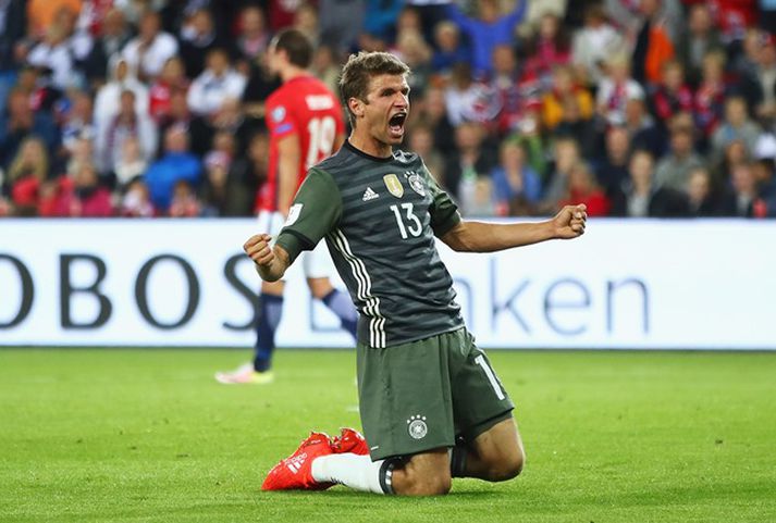 Thomas Müller fagnar marki í kvöld.