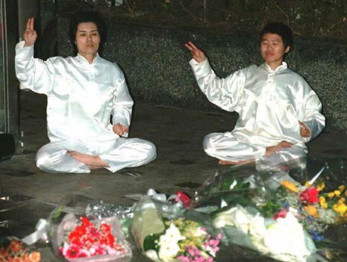 Meðlimir  Aum Shinrikyo minnast leiðtoga síns.